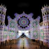 ...circondato dalle luminarie